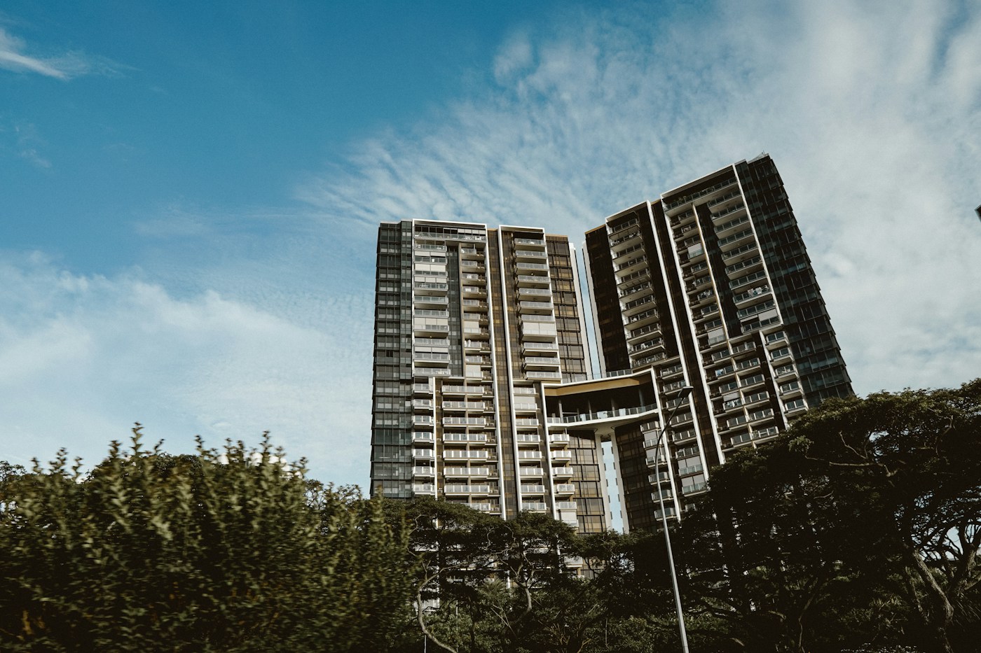 ภาพถ่ายจริงของอาคารพักอาศัย ใช้ประกอบแนวทางบริการ Property